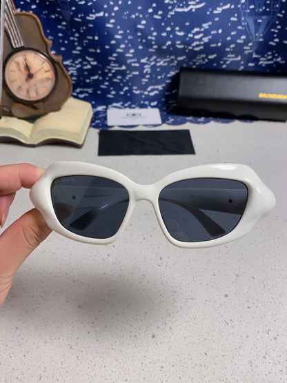 Balenciaga Oversized Silver Lens Sunglasses for Women - 432531 - detail image 4