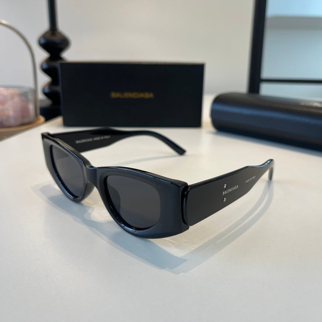 Balenciaga Rectangular Black Lens Sunglasses for Men & Women - 449654 - detail image 3